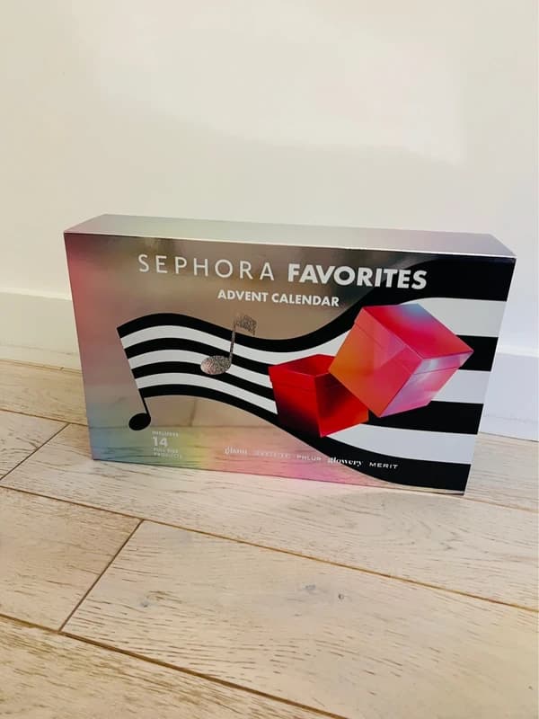 Calendrier Sephora Favorites posé debout contre un mur blanc