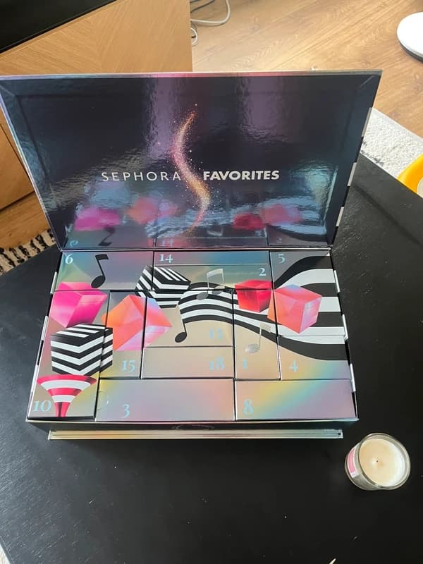 Calendrier Sephora Favorites ouvert sur une table noire, cases numérotées visibles