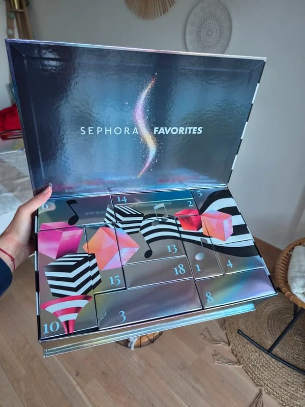 Calendrier Sephora Favorites ouvert, tenu à la main dans un salon